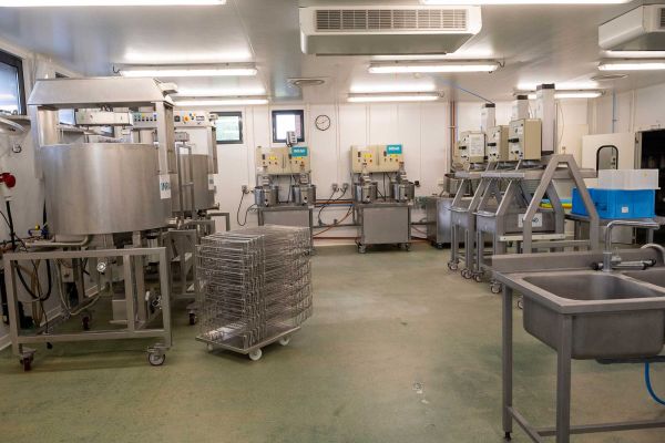 L&rsquo;Unit&eacute; Mixte de Recherche sur le Fromage (URMF) poss&egrave;de un hall technologique de type L2 et l&rsquo;expertise de suivi de pathog&egrave;nes (Listeria, Salmonelles, STEC&hellip;) dans divers produits alimentaires et matrices vari&eacute;es (challenge test).